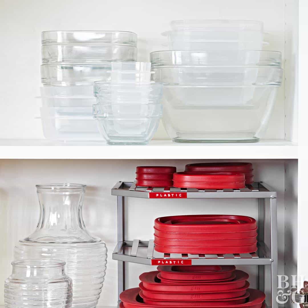 Easy Way to Organize Tupperware in Cabinets  Stockage tupperware,  Organiser tupperware, Astuce rangement